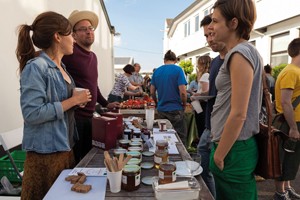 Food-Assembly im Hof des Colabors Foto: © Semjon Mooray